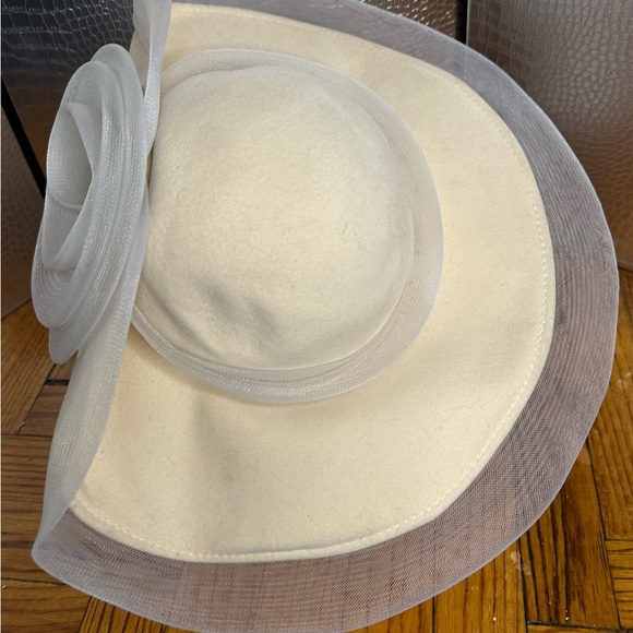 Elegant Vintage Cream Fascinator with Rhinestone Accent main image 7